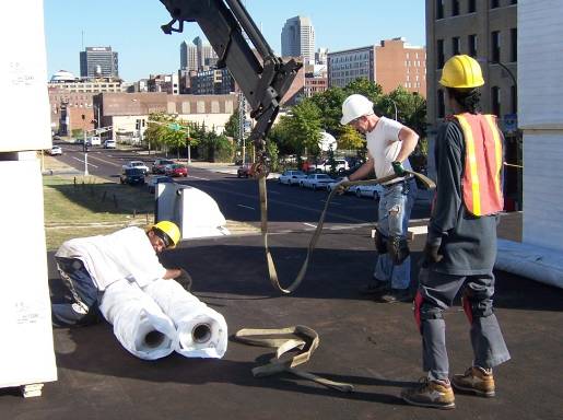 2007-09-28d James Richardson, Randolph Bradley + Travis Fulton Unstrap Rolls of TPO Roofing